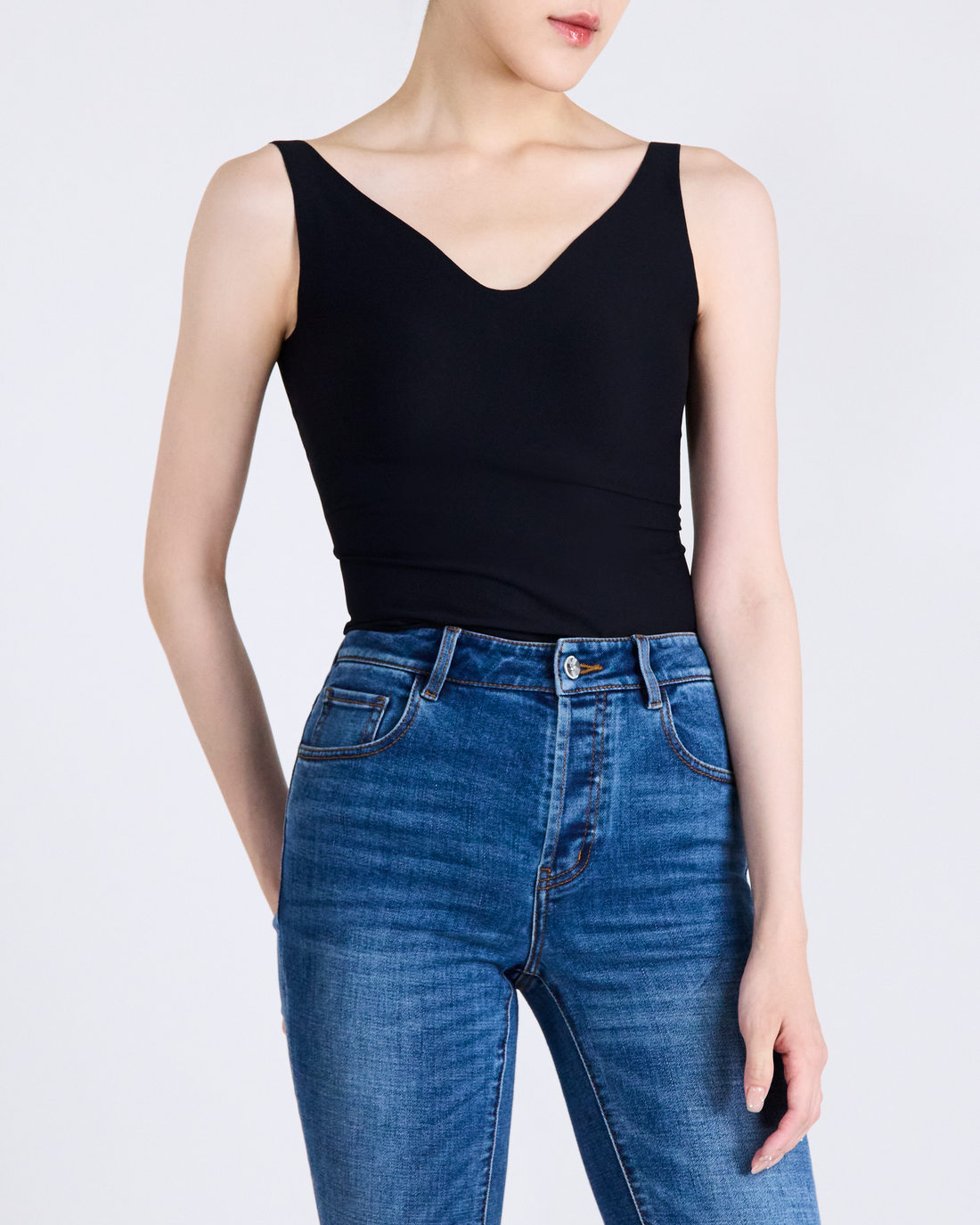By Inch. 日本美肌科技無痕 V 領 Bra Top—黑色，商品展示圖 1