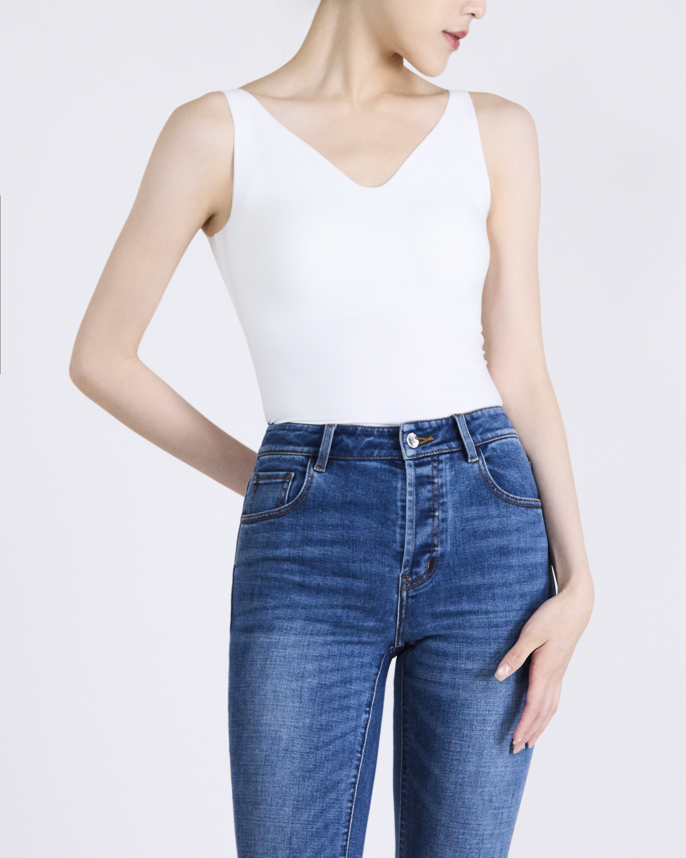 By Inch. 日本美肌科技無痕 V 領 Bra Top—白色，商品展示圖 1