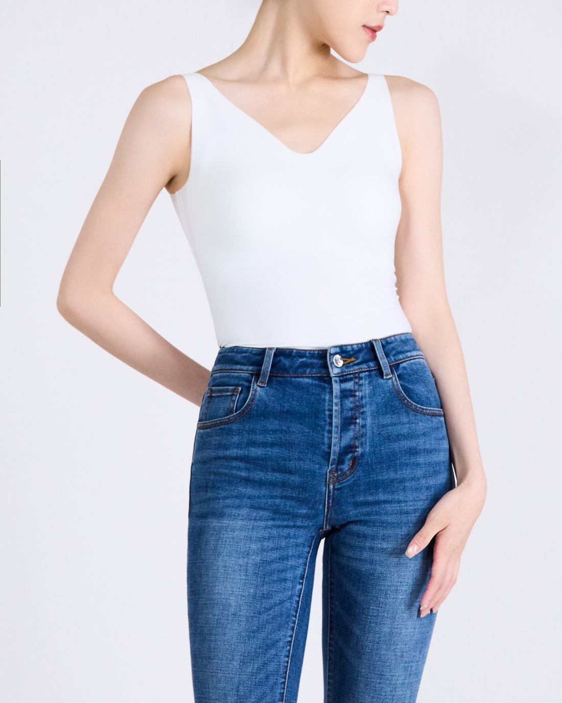 By Inch. 日本美肌科技無痕 V 領 Bra Top—白色，商品展示圖 1