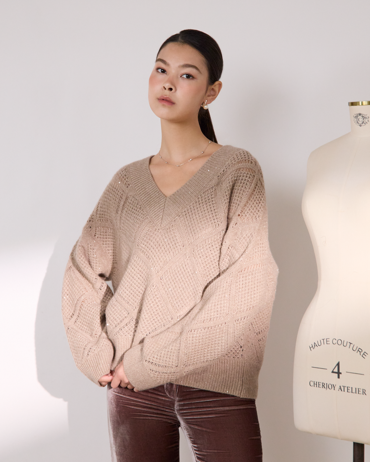 “星鑽鏤織 • Sand Beige 暖沙”100% Cashmere V 領針織上衣