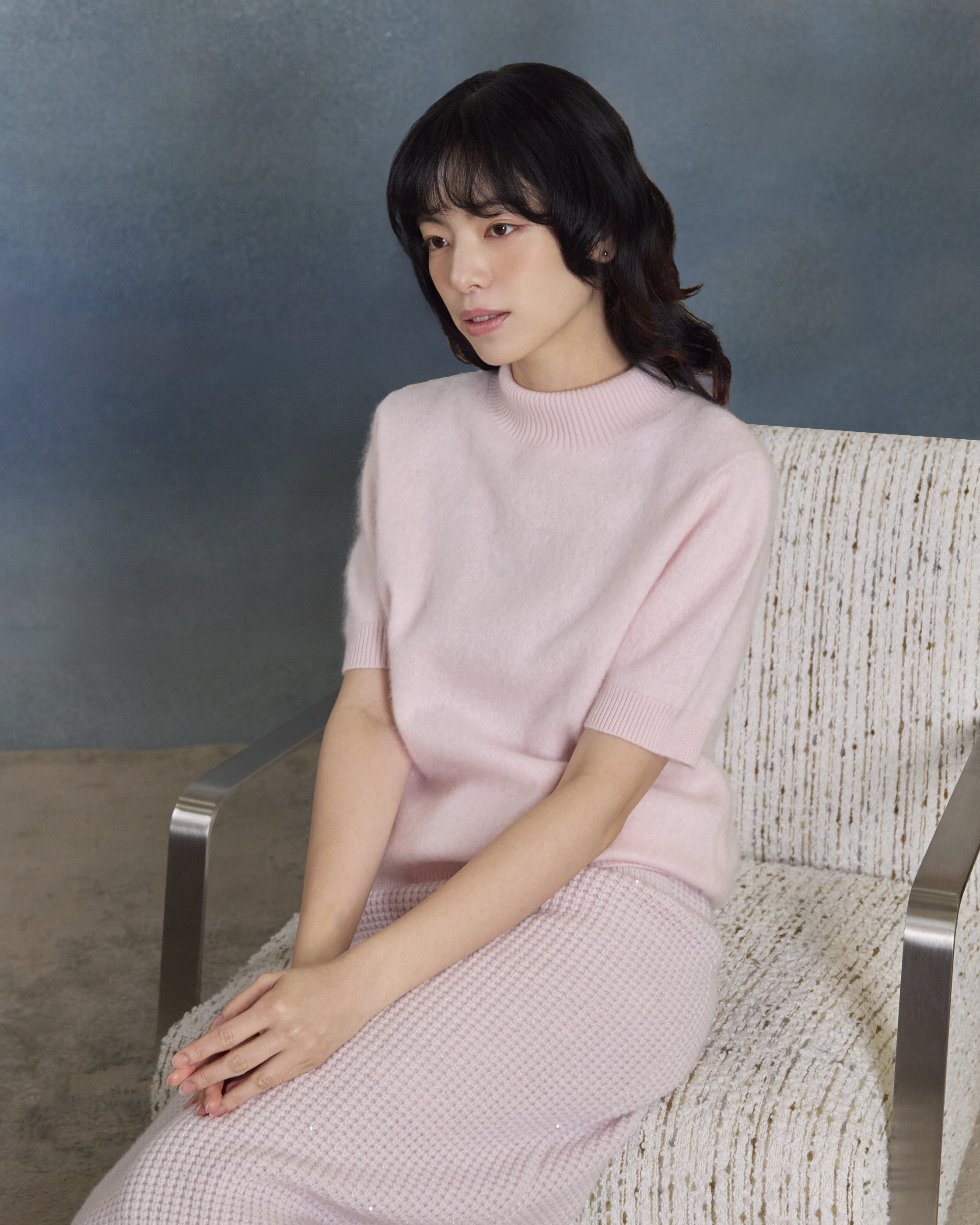 “一襲柔光 A Soft Halo • 棉花蜜粉 Cotton Blush” 100% Cashmere 極細絨柔梳纖工藝立領五分袖上衣