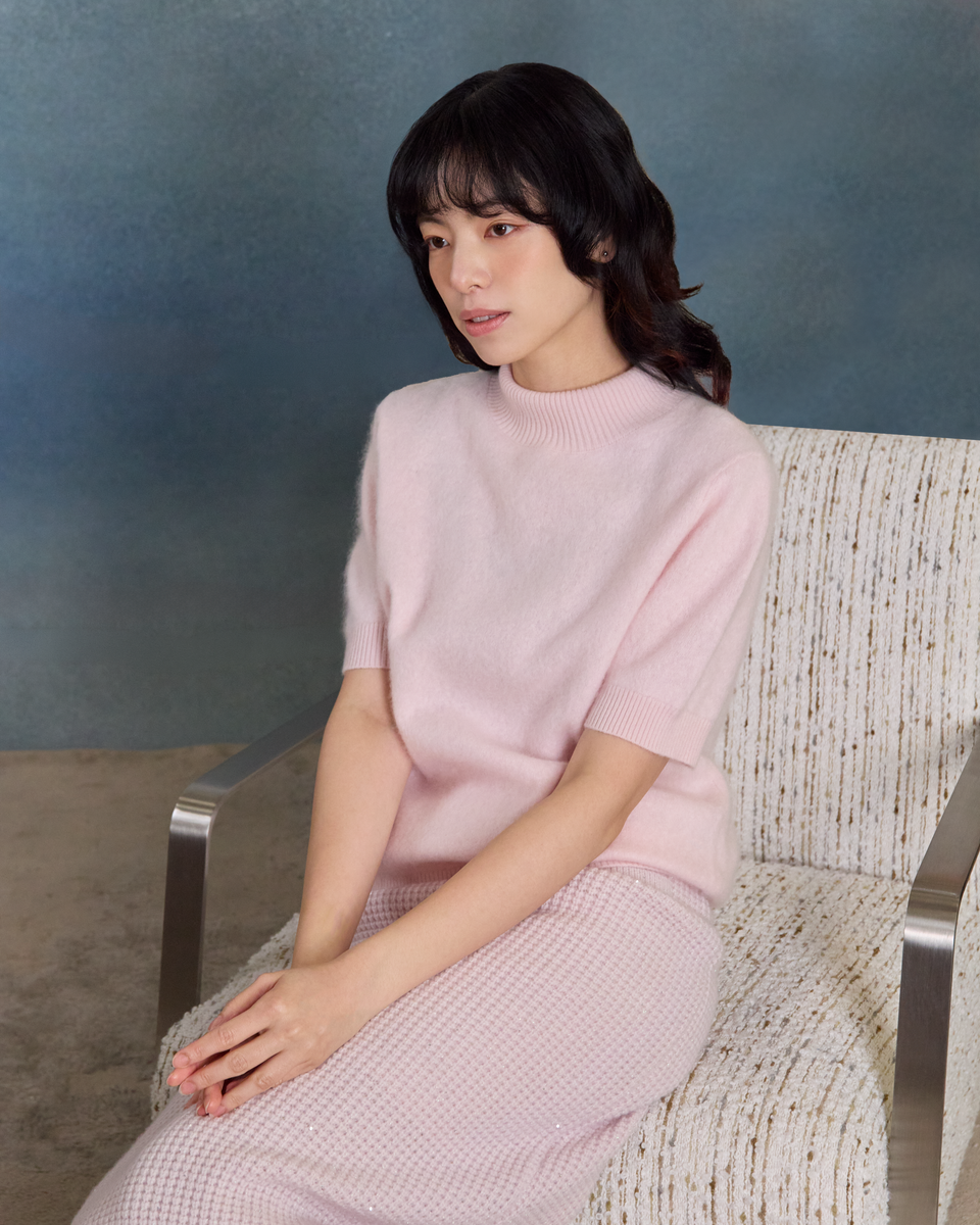 “一襲柔光 A Soft Halo • 棉花蜜粉 Cotton Blush” 100% Cashmere 極細絨柔梳纖工藝立領五分袖上衣