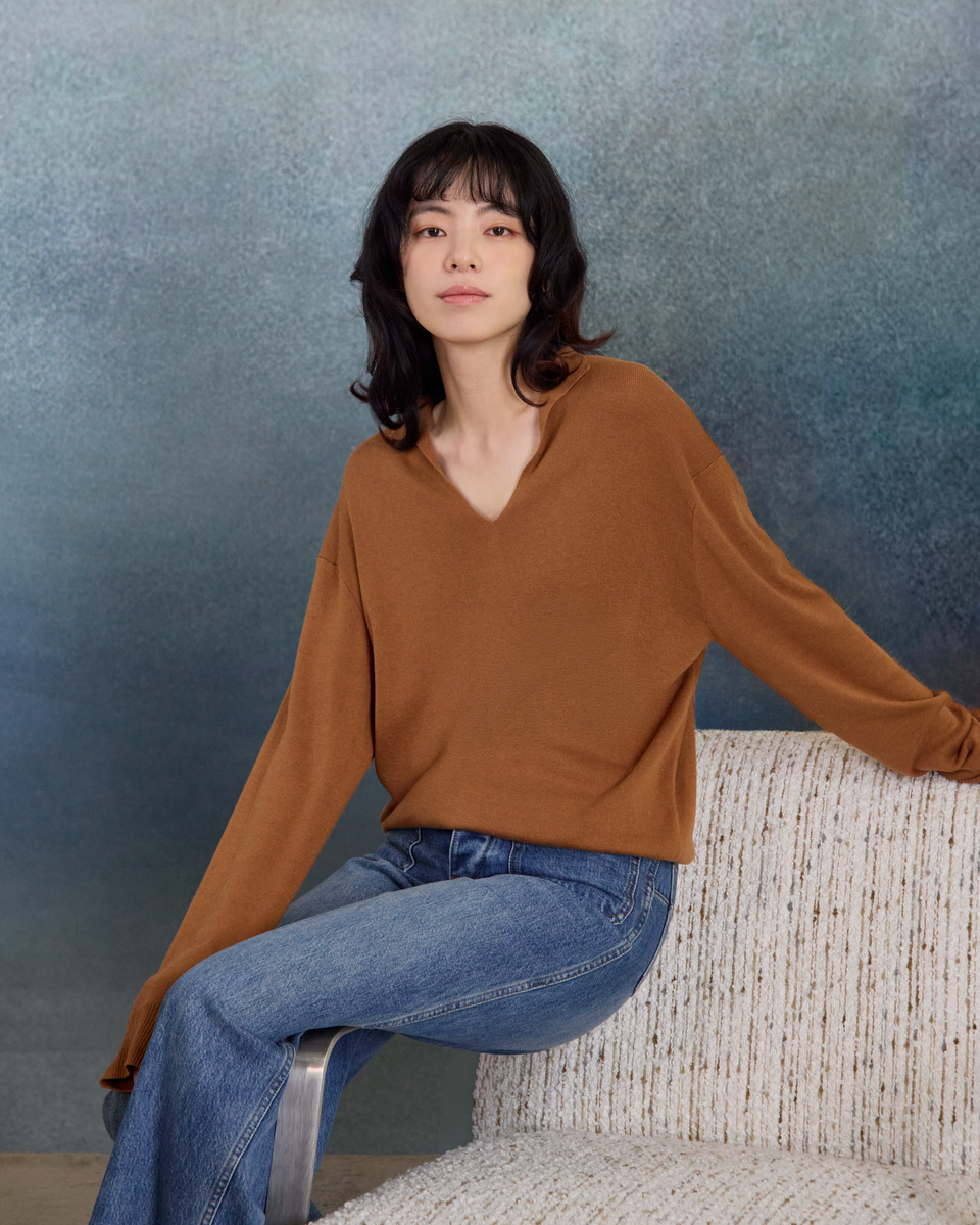 “日常偏愛 An Everyday Favourite • 暖棕 Warm Brown” 真絲 Cashmere 小翻領 V 領針織上衣