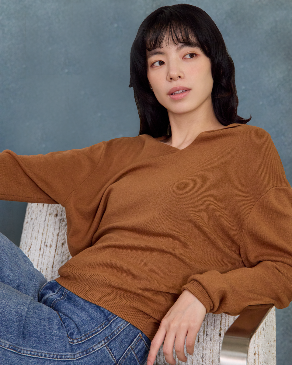 “日常偏愛 An Everyday Favourite • 暖棕 Warm Brown” 真絲 Cashmere 小翻領 V 領針織上衣