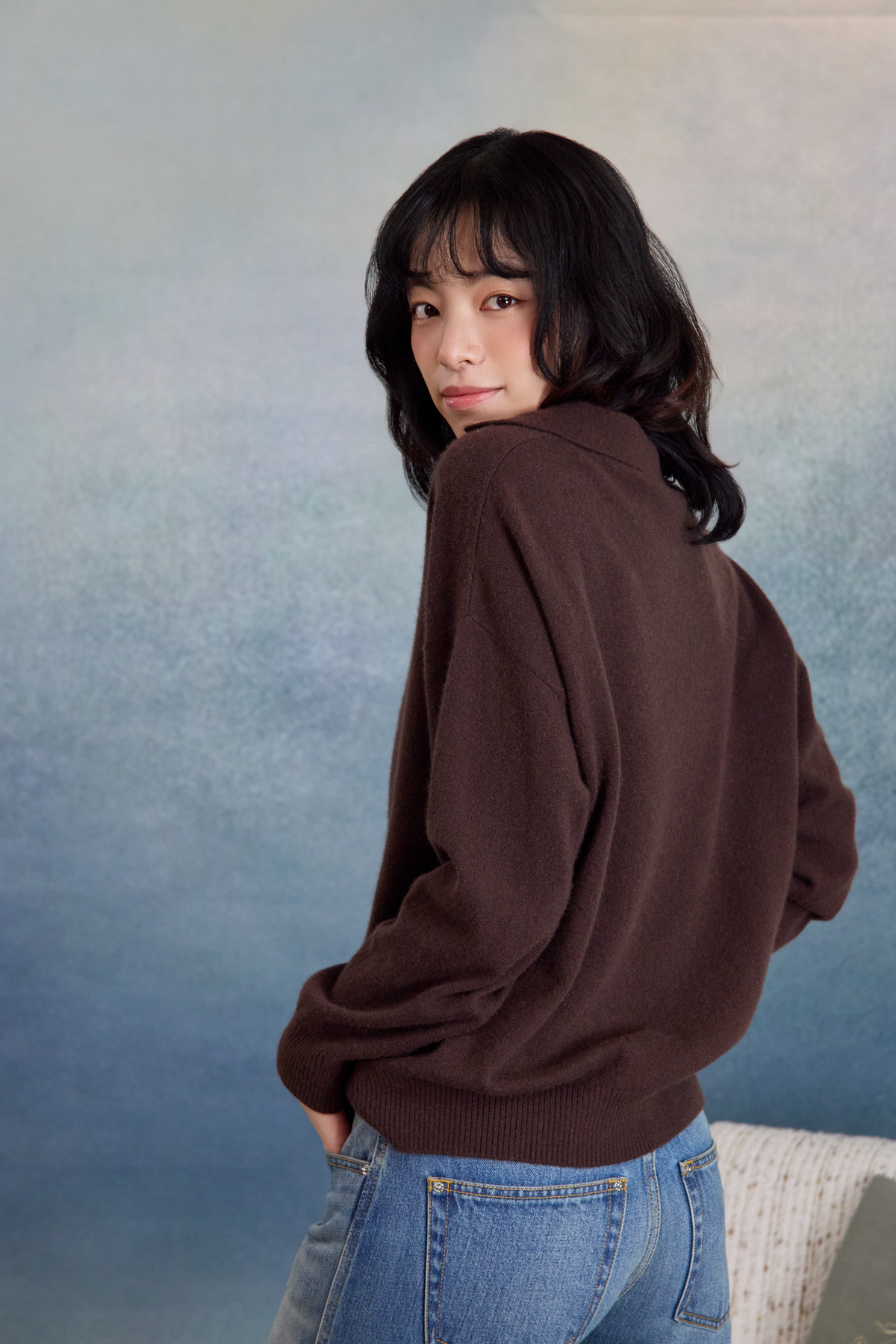 “閒讀時光 A Moment to Read • 深棕 Dark Brown” 100% Cashmere 小翻領層次拼接落肩針織上衣