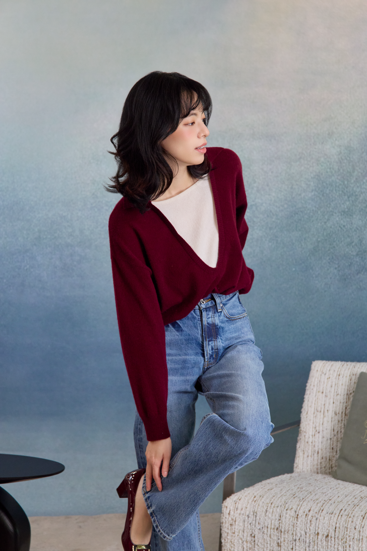 “閒讀時光 A Moment to Read • 莓紅 Berry” 100% Cashmere 小翻領層次拼接落肩針織上衣