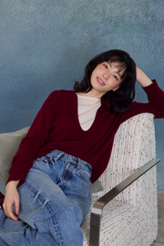 “閒讀時光 A Moment to Read • 莓紅 Berry” 100% Cashmere 小翻領層次拼接落肩針織上衣