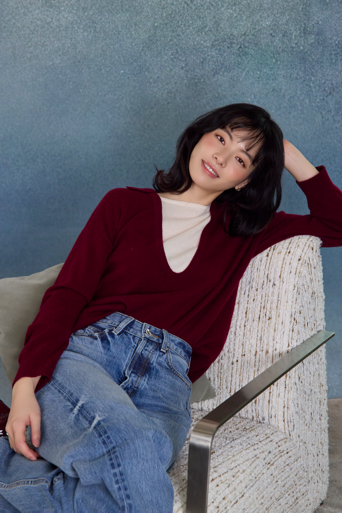 “閒讀時光 A Moment to Read • 莓紅 Berry” 100% Cashmere 小翻領層次拼接落肩針織上衣