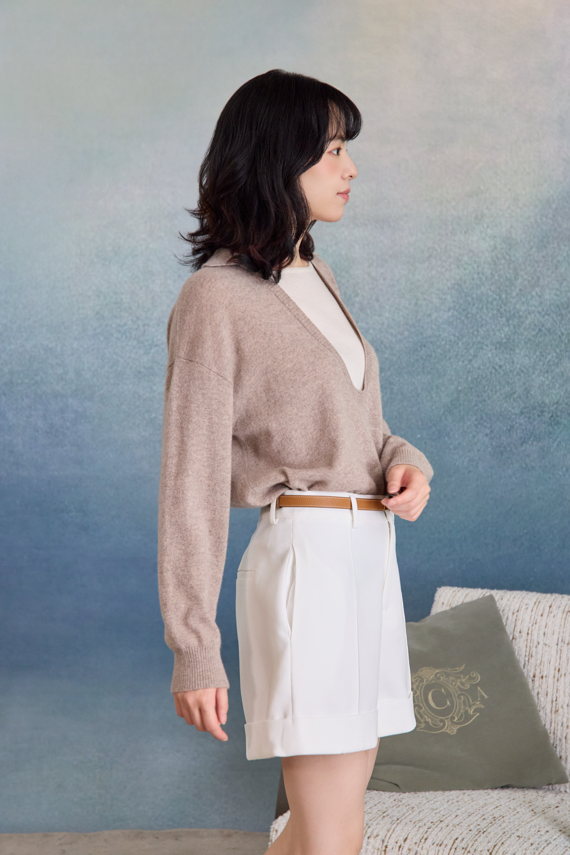 “閒讀時光 A Moment to Read • 燕麥 Oatmeal” 100% Cashmere 小翻領層次拼接落肩針織上衣
