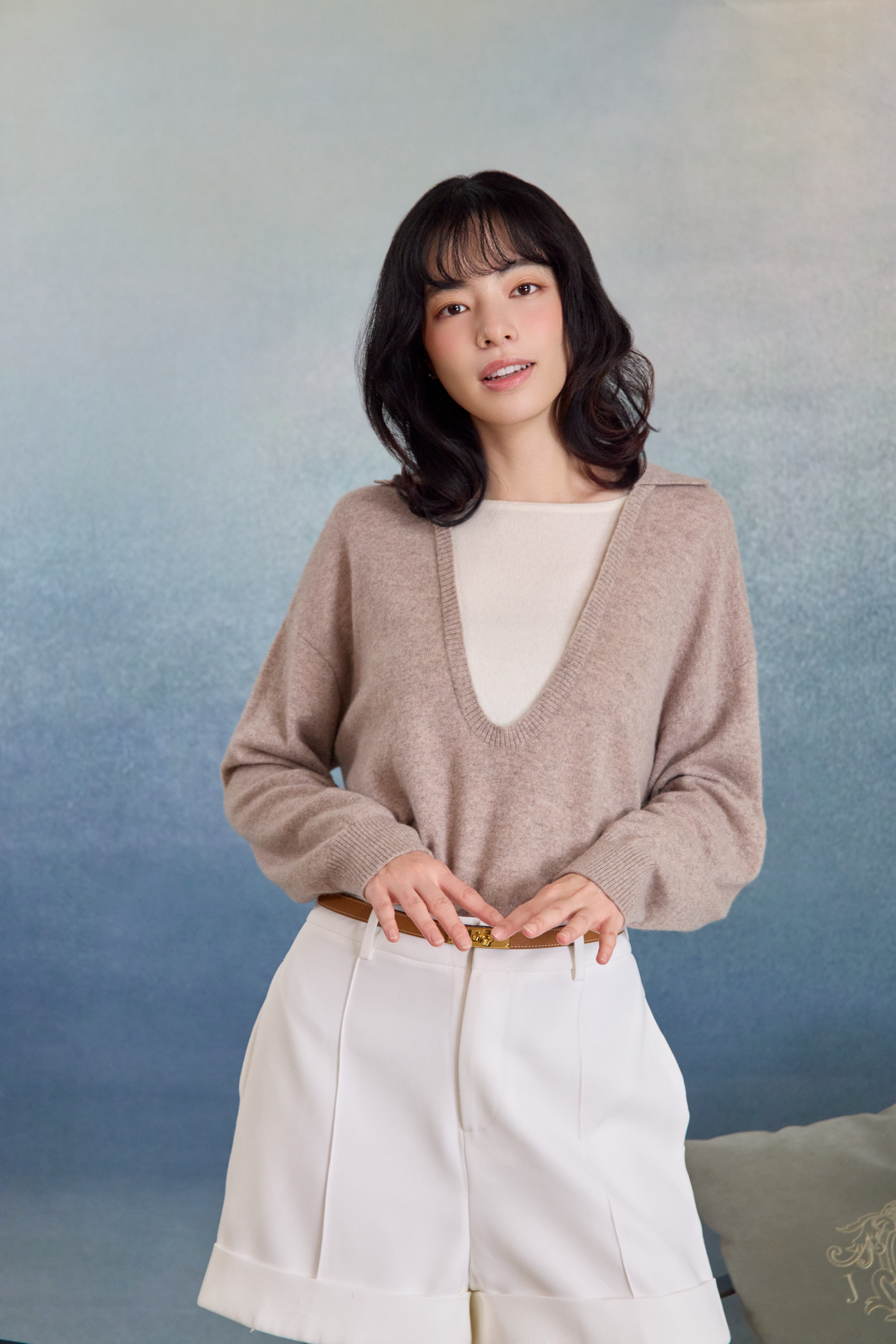 “閒讀時光 A Moment to Read • 燕麥 Oatmeal” 100% Cashmere 小翻領層次拼接落肩針織上衣