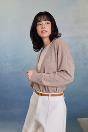 “閒讀時光 A Moment to Read • 燕麥 Oatmeal” 100% Cashmere 小翻領層次拼接落肩針織上衣