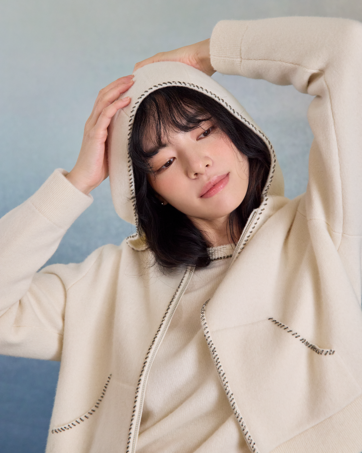 “盛裝慢行 Elegance at Ease • 象牙白 Ivory” 100% Cashmere 手工珠繡連帽針織外套