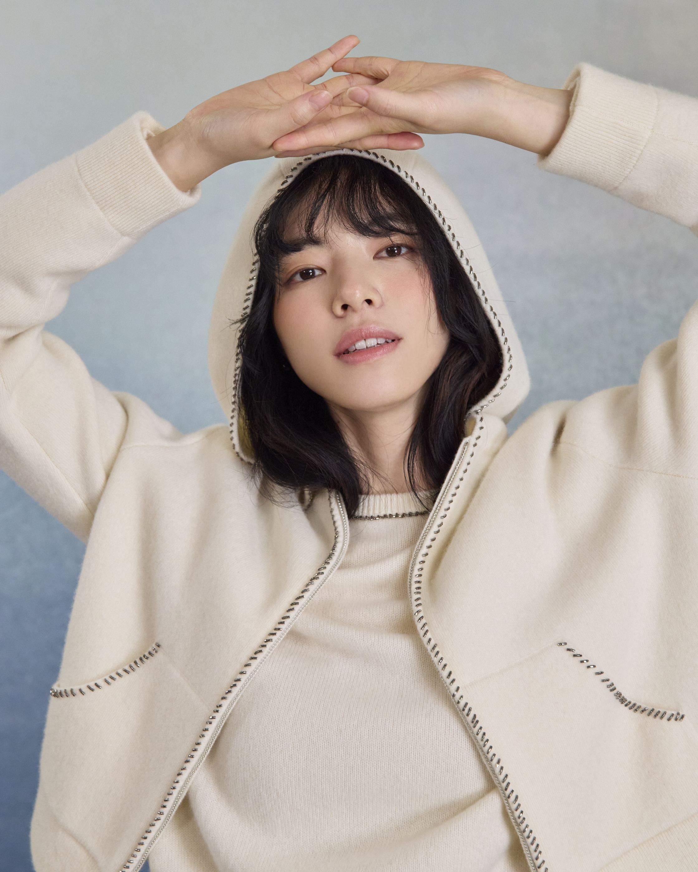 “盛裝慢行 Elegance Unhurried • 象牙白 Ivory” 100% Cashmere 手工珠繡連帽針織外套 1