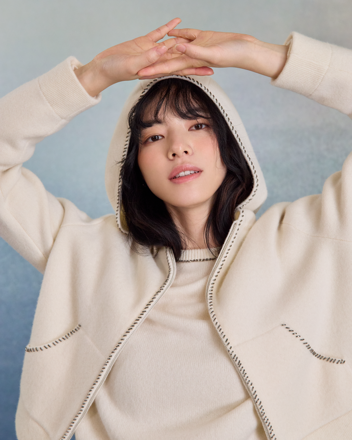 “盛裝慢行 Elegance Unhurried • 象牙白 Ivory” 100% Cashmere 手工珠繡連帽針織外套 1