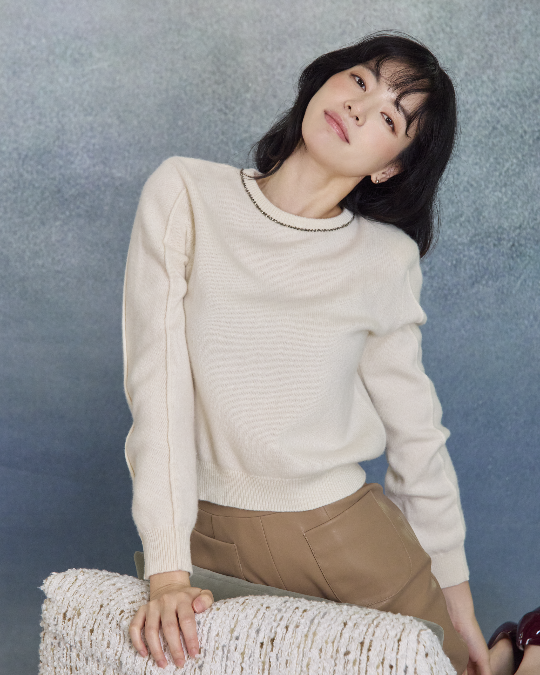 “盛裝慢行 Elegance Unhurried • 象牙白 Ivory” 100% Cashmere 手工珠繡圓領針織墊肩上衣 1