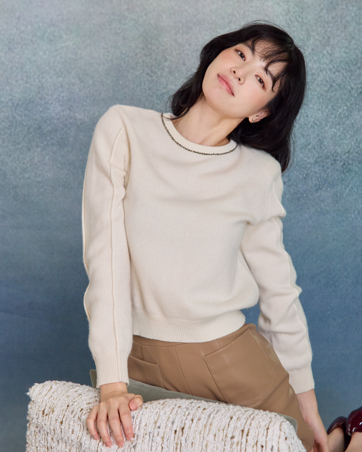 “盛裝慢行 Elegance Unhurried • 象牙白 Ivory” 100% Cashmere 手工珠繡圓領針織墊肩上衣 1