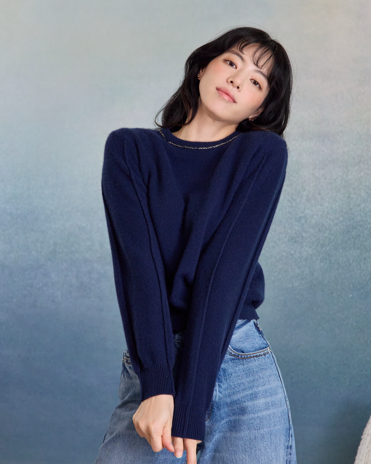 “盛裝慢行 Elegance at Ease • 午夜藍 Midnight Blue” 100% Cashmere 手工珠繡圓領針織墊肩上衣