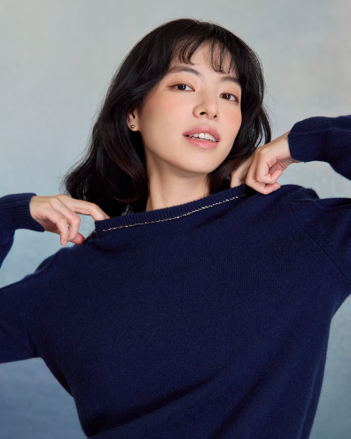 “盛裝慢行 Elegance at Ease • 午夜藍 Midnight Blue” 100% Cashmere 手工珠繡圓領針織墊肩上衣