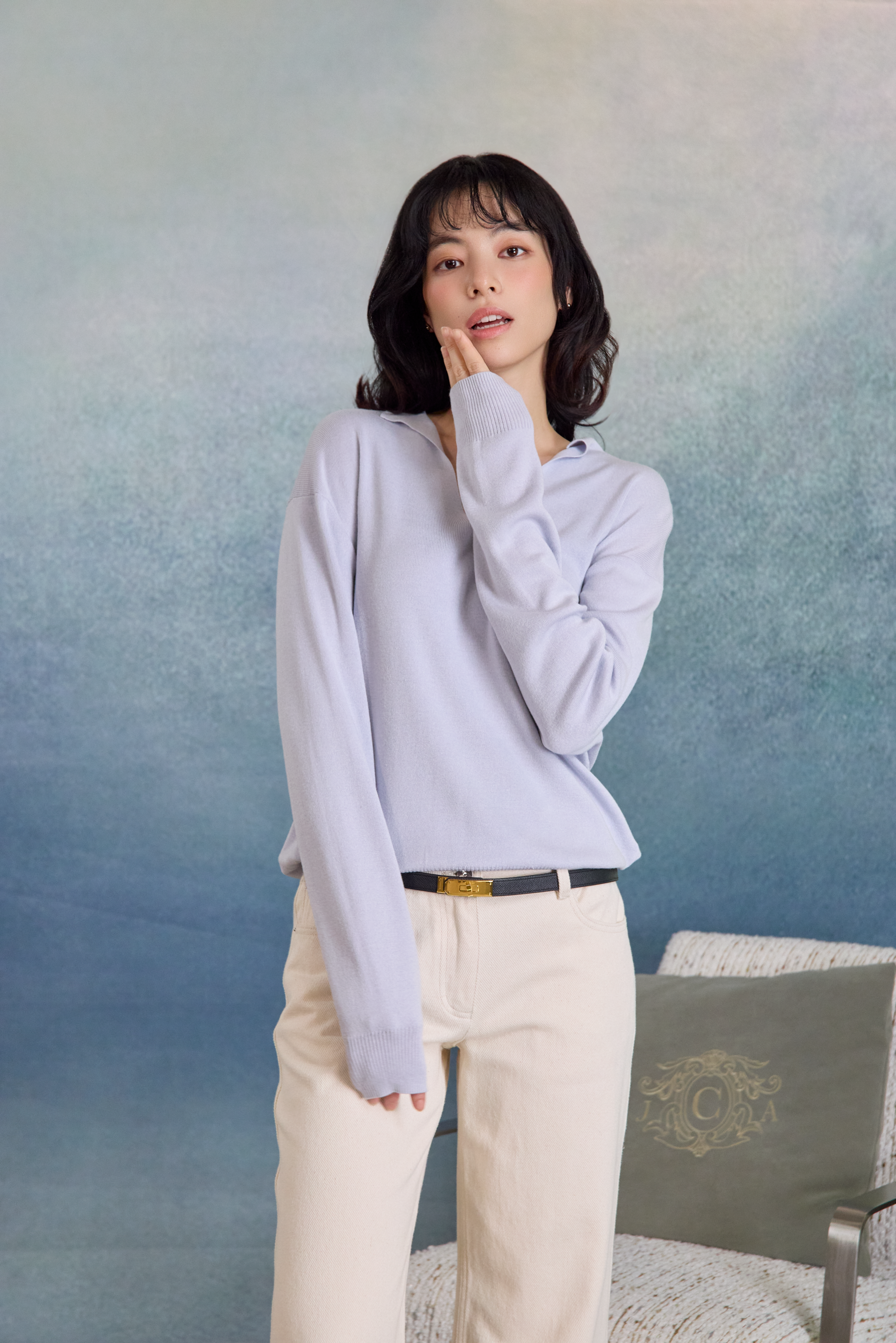 “日常偏愛 An Everyday Favourite • 淺藍 Light Blue” 真絲 Cashmere 小翻領 V 領針織上衣