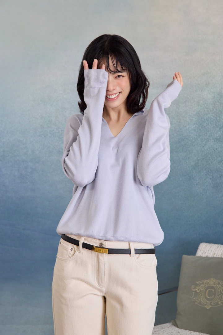 “日常偏愛 An Everyday Favourite • 淺藍 Light Blue” 真絲 Cashmere 小翻領 V 領針織上衣