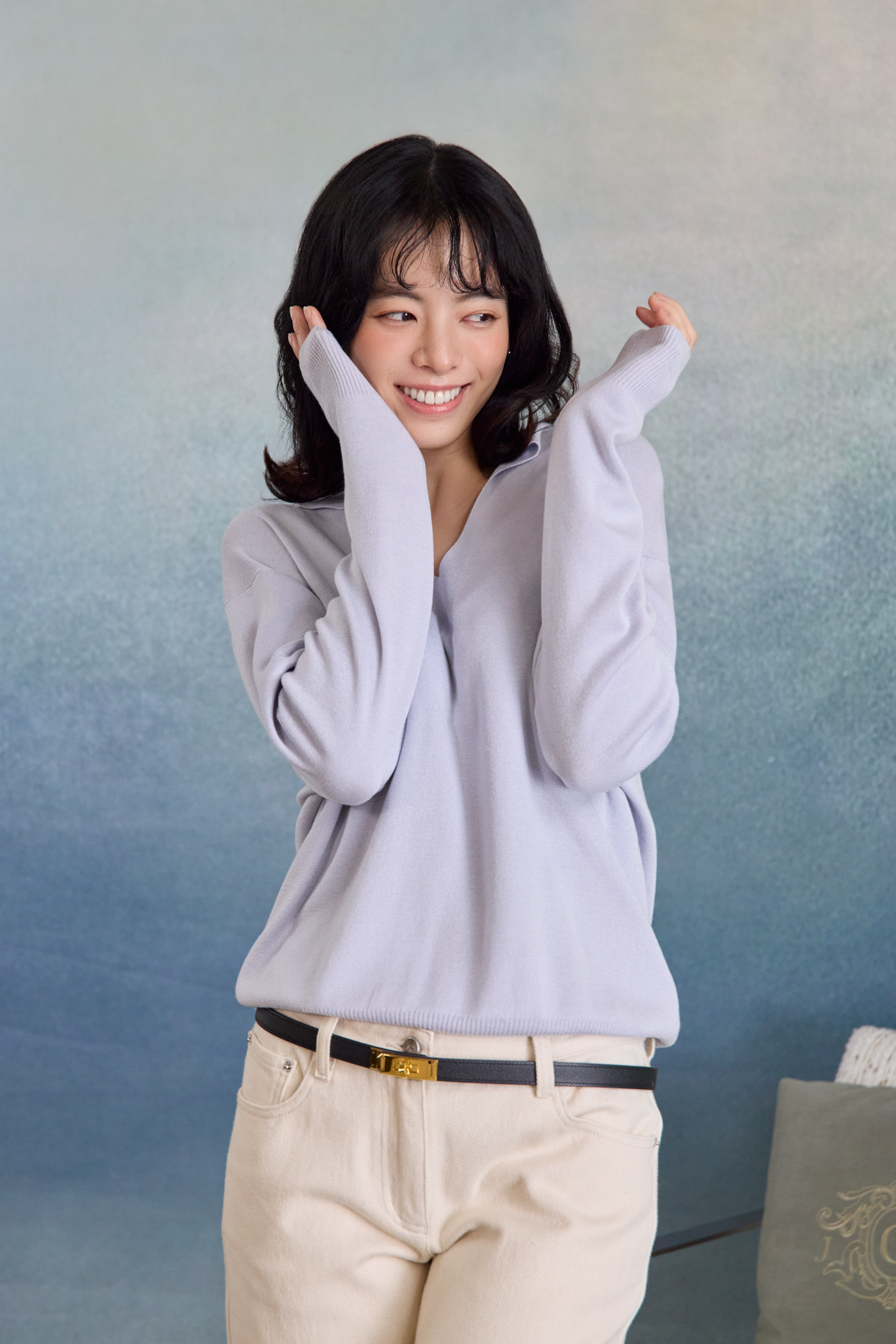 “日常偏愛 An Everyday Favourite • 淺藍 Light Blue” 真絲 Cashmere 小翻領 V 領針織上衣