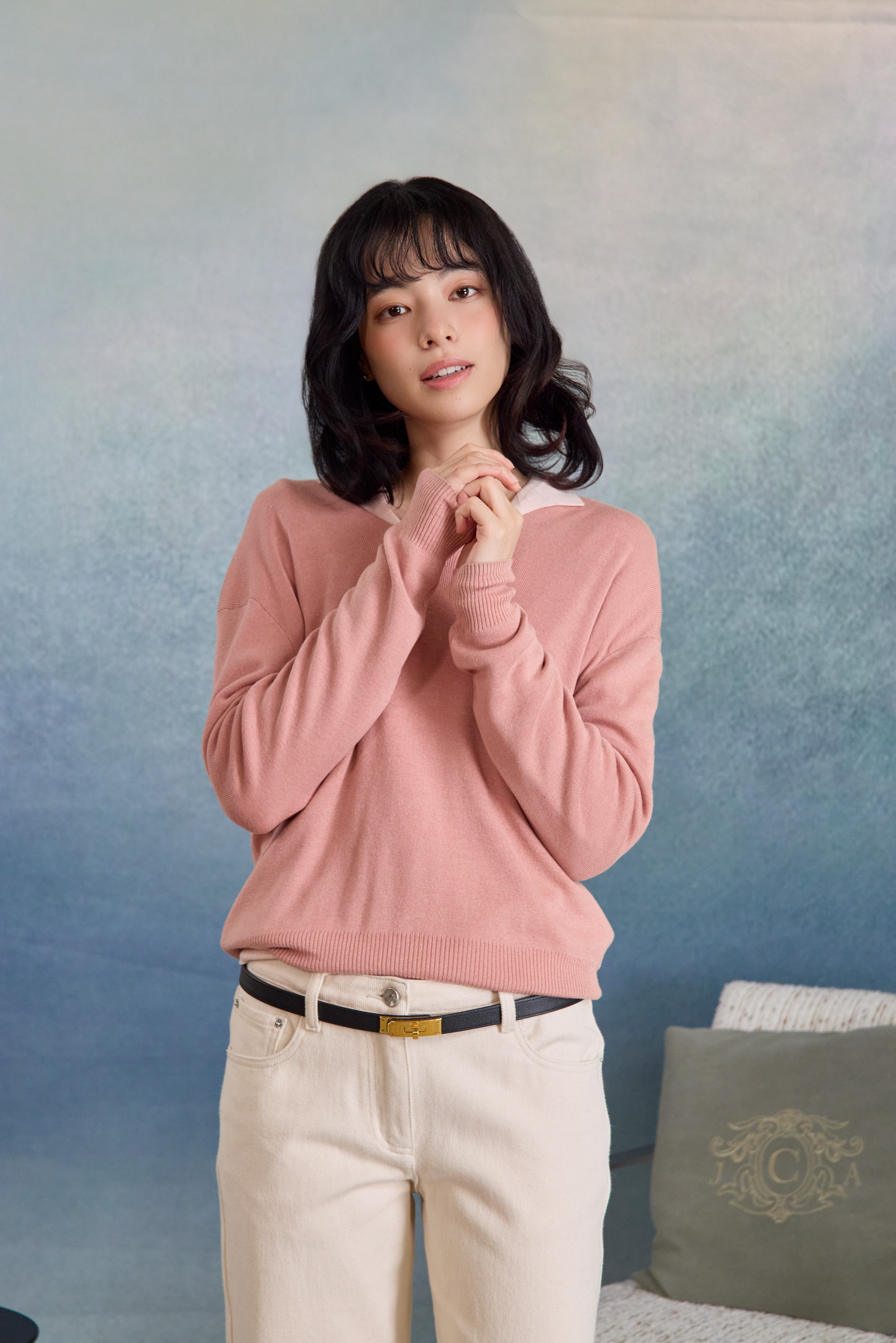 “日常偏愛 An Everyday Favourite • 乾燥玫瑰 Dusty Rose” 真絲 Cashmere 小翻領 V 領針織上衣