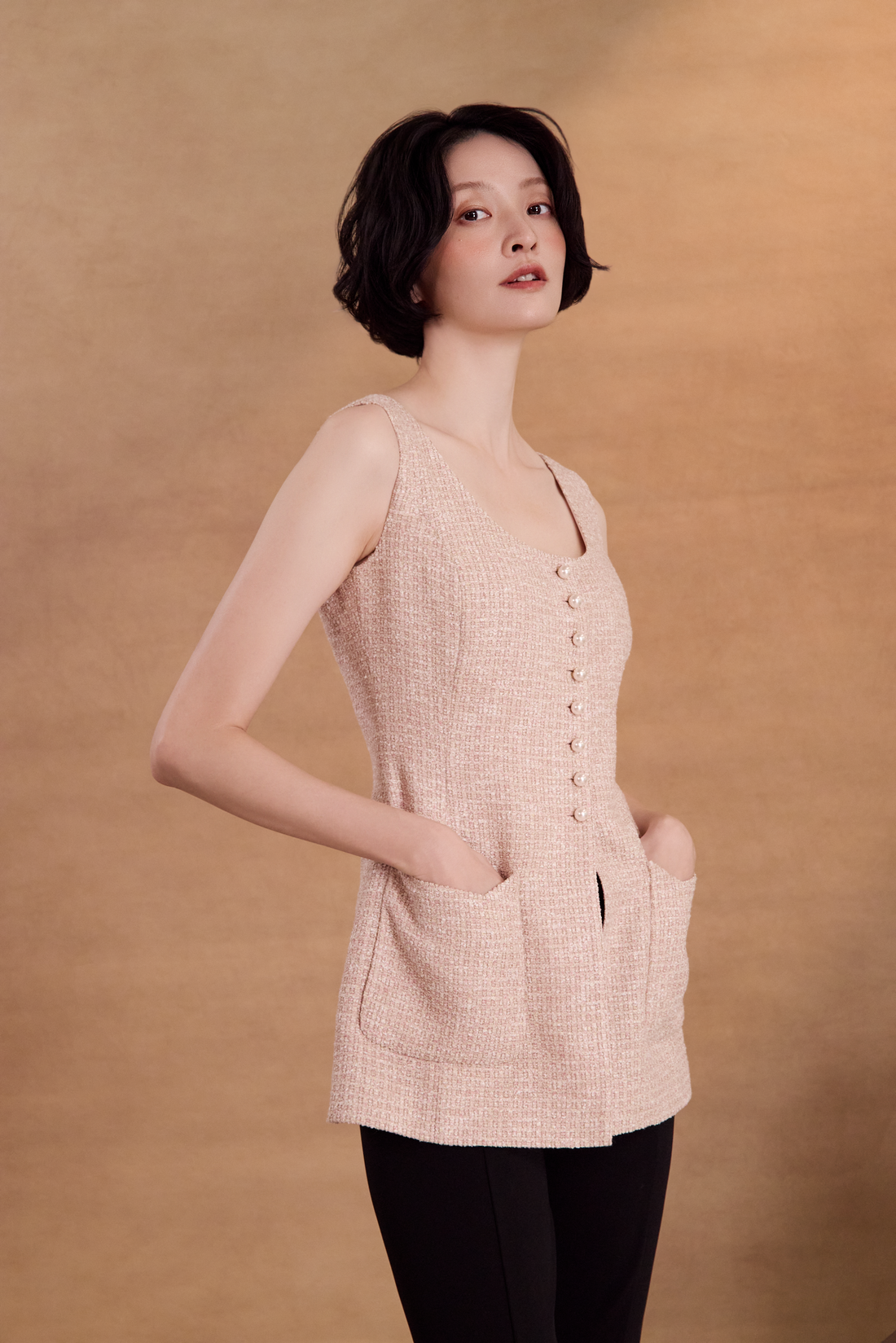 “閒日繆思 The Off-Duty Muse • 蜜桃奶酥 Peach Biscuit” 義大利織紋肌理花呢馬甲背心