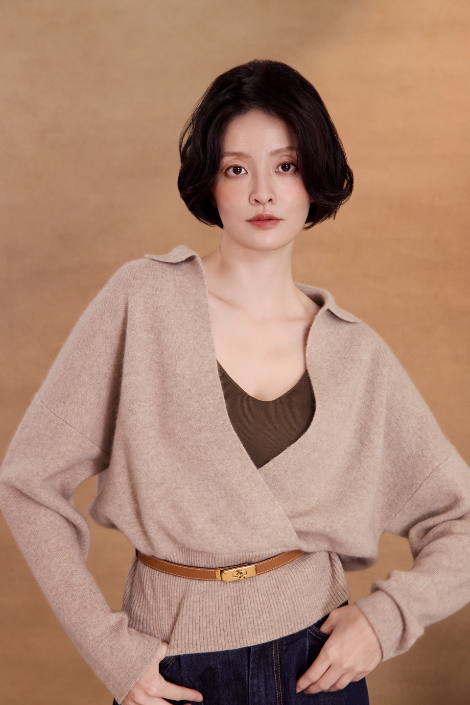 “自在如常 Naturally at Ease • 燕麥 Oatmeal” 義大利頂級紗線 100% Cashmere 深 V 翻領剪裁針織上衣