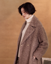 “擁抱的形狀 The Shape of an Embrace • 柔灰棕 Soft Taupe” 馬海毛羊毛立體絨圈繫帶長大衣
