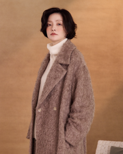 “擁抱的形狀 The Shape of an Embrace • 柔灰棕 Soft Taupe” 馬海毛羊毛立體絨圈繫帶長大衣