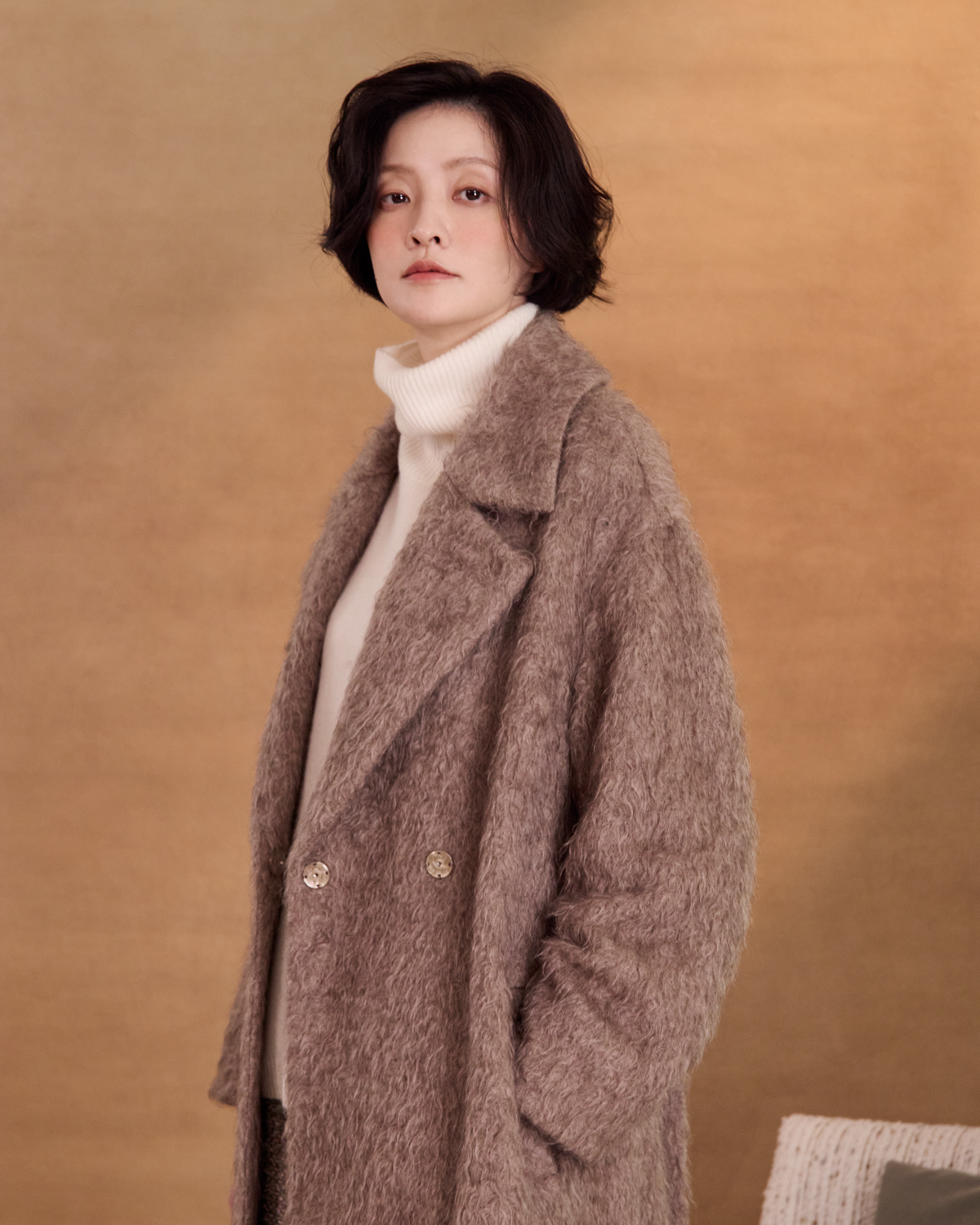 “擁抱的形狀 The Shape of an Embrace • 柔灰棕 Soft Taupe” 馬海毛羊毛立體絨圈繫帶長大衣