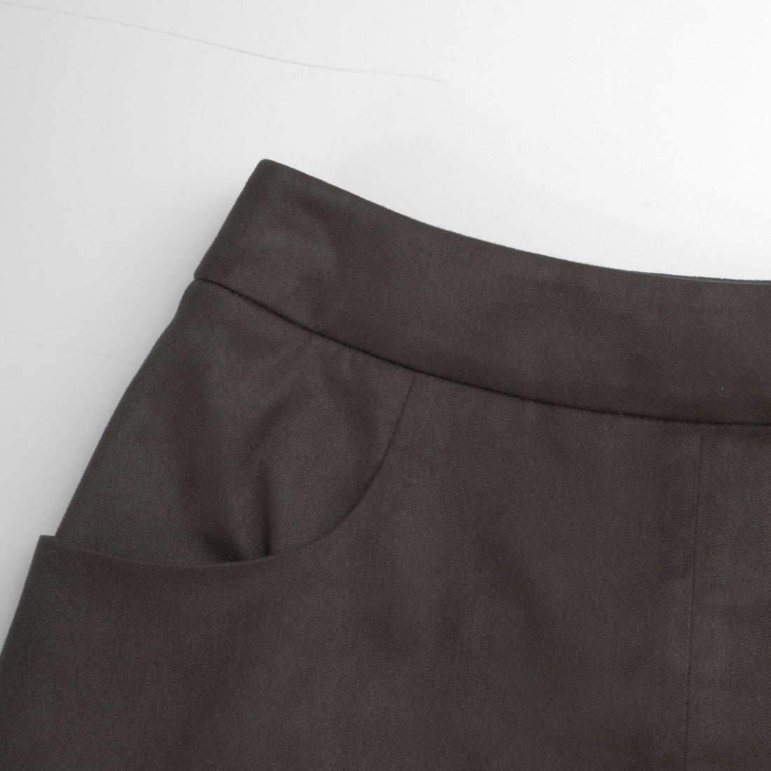 “Chelsea Citywalk”日本環保科技麂皮短裙——Chestnut Glow 胡桃暖光