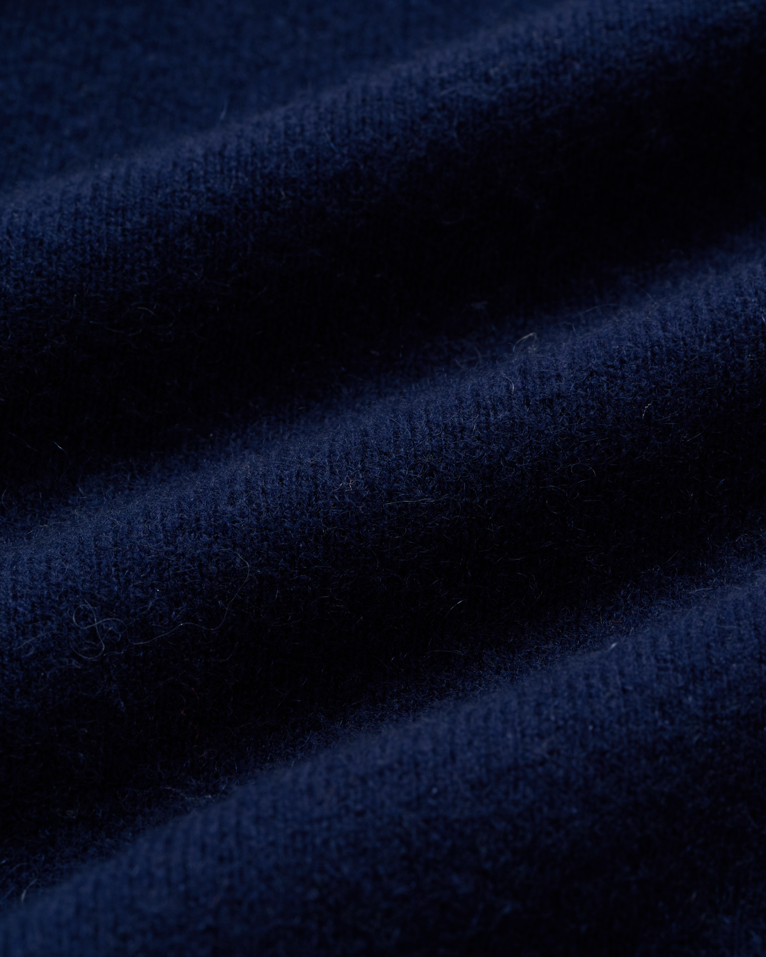 “盛裝慢行 Elegance Unhurried • 午夜藍 Midnight Blue” 100% Cashmere 手工珠繡連帽針織外套 4
