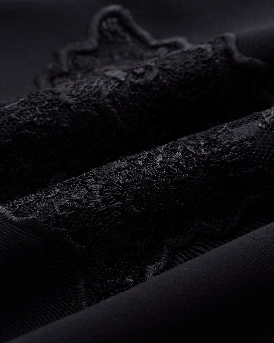 “法國織花工藝 • Soft Noir 絲絨墨黑”蕾絲 Oversized 披肩外套 3