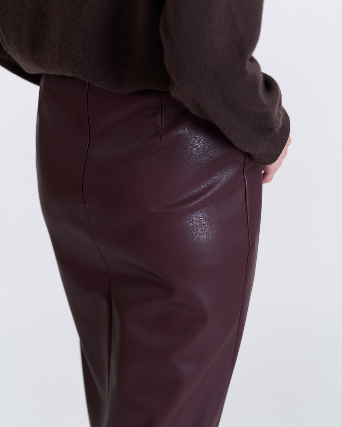 “摩登本色 Modern Instinct • 酒棕 Burgundy Brown” 純素皮精裁切皮工藝鉛筆裙