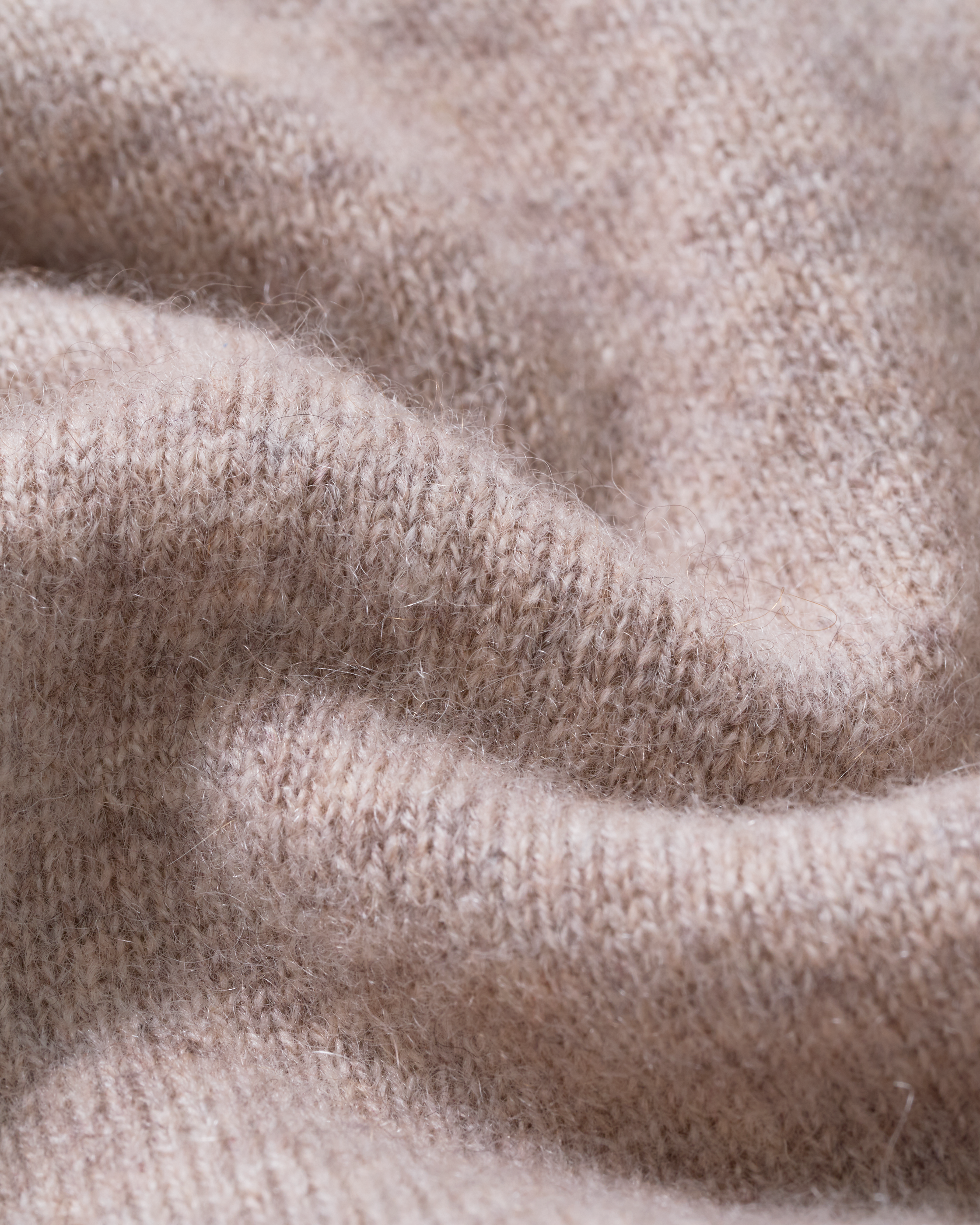 “閒讀時光 A Moment to Read • 燕麥 Oatmeal” 100% Cashmere 小翻領層次拼接落肩針織上衣