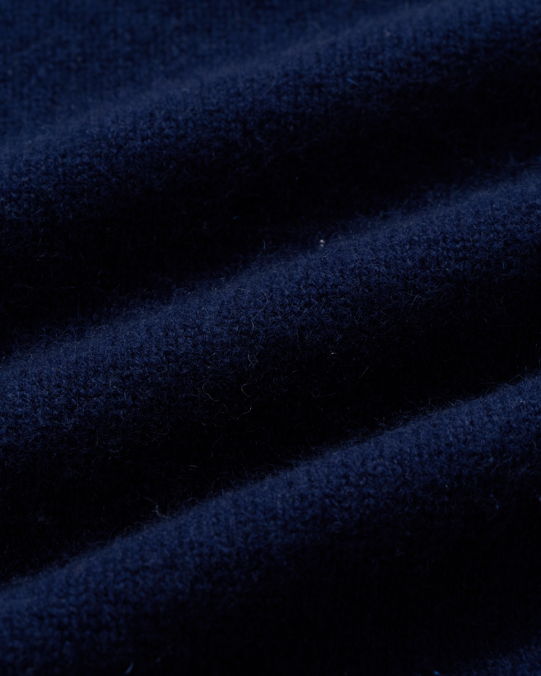 “盛裝慢行 Elegance Unhurried • 午夜藍 Midnight Blue” 100% Cashmere 手工珠繡圓領針織墊肩上衣 1