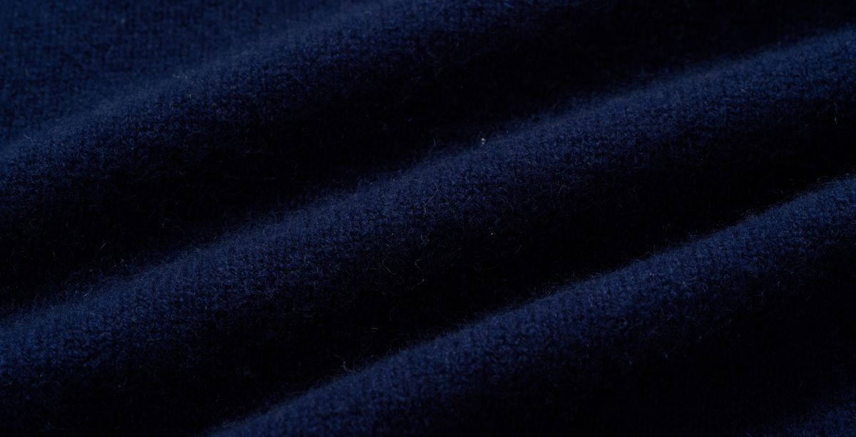 “盛裝慢行 Elegance Unhurried • 午夜藍 Midnight Blue” 100% Cashmere 手工珠繡圓領針織墊肩上衣