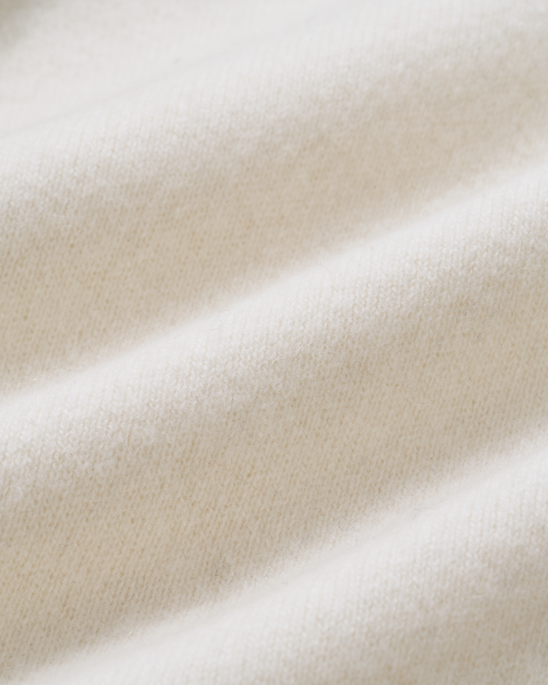 “盛裝慢行 Elegance Unhurried • 象牙白 Ivory” 100% Cashmere 手工珠繡圓領針織墊肩上衣 2