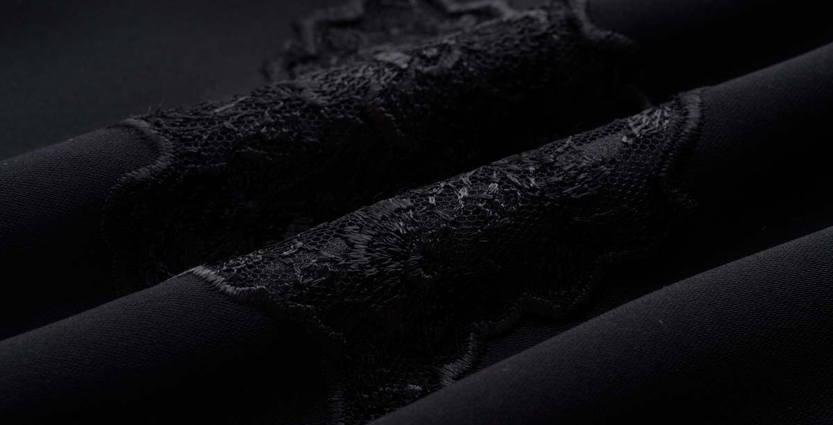 “法國織花工藝 • Soft Noir 絲絨墨黑”蕾絲 Oversized 披肩外套