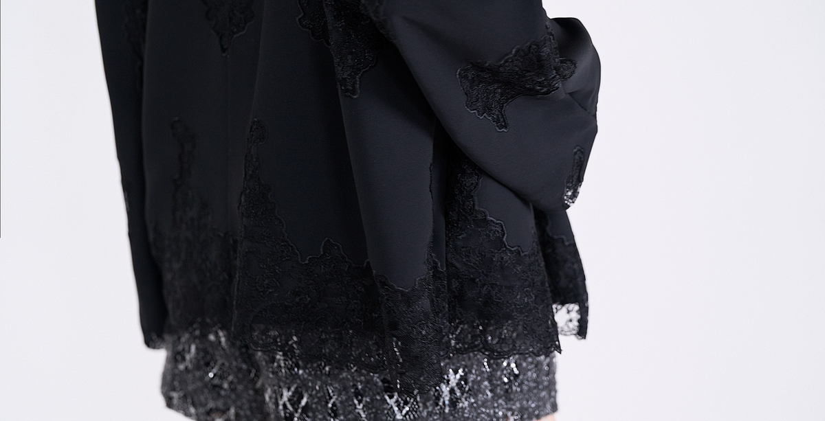 “法國織花工藝 • Soft Noir 絲絨墨黑”蕾絲 Oversized 披肩外套