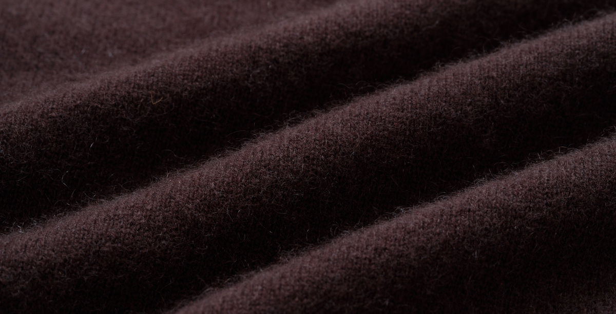 “閒讀時光 A Moment to Read • 深棕 Dark Brown” 100% Cashmere 小翻領層次拼接落肩針織上衣