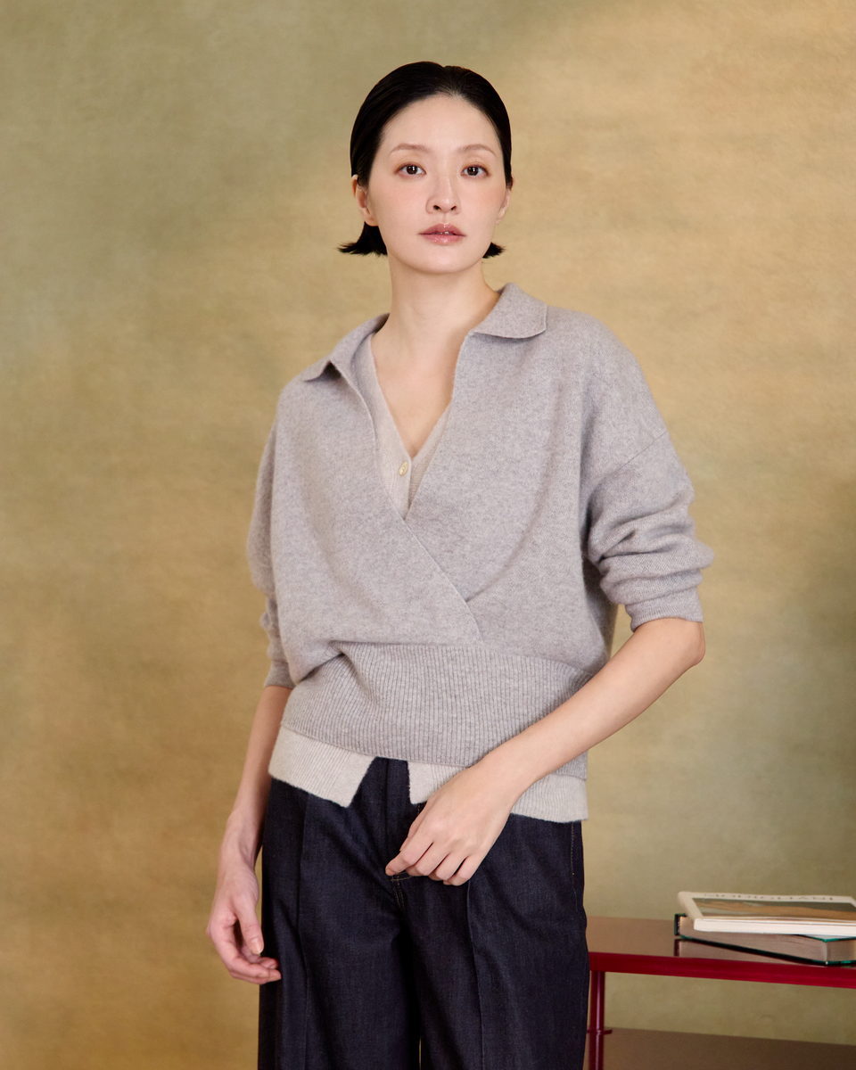 “自在如常 Naturally at Ease • 柔灰 Soft Grey” 義大利頂級紗線 100% Cashmere 深 V 翻領剪裁針織上衣