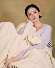 “冬日擁抱 A Winter Embrace • 暖白 Warm White” 法國羊駝毛立體絨圈織紋毛毯 3