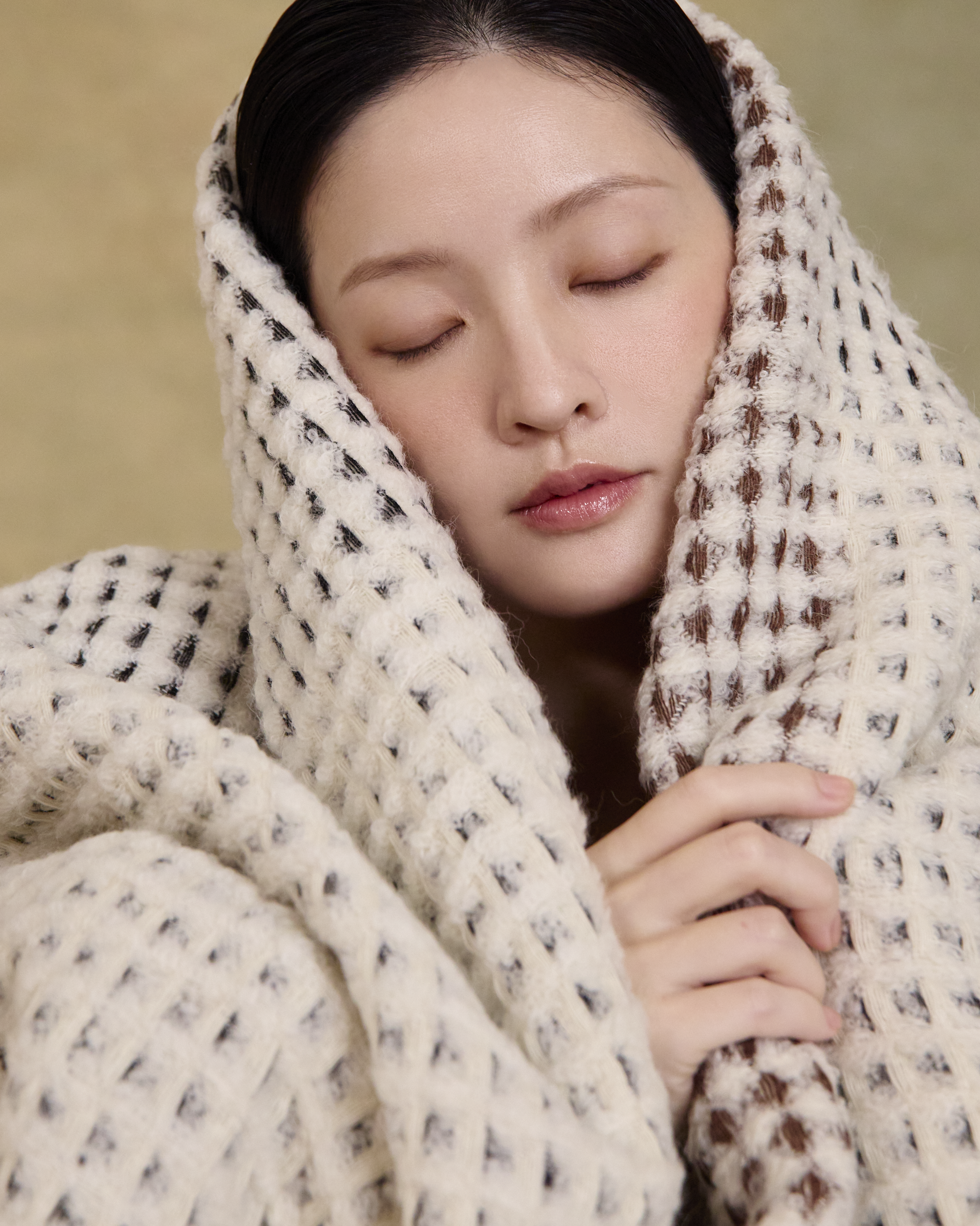 “冬日擁抱 A Winter Embrace • 黑棕格 Black & Brown Check” 法國羊駝毛立體雙色格織毛毯 1