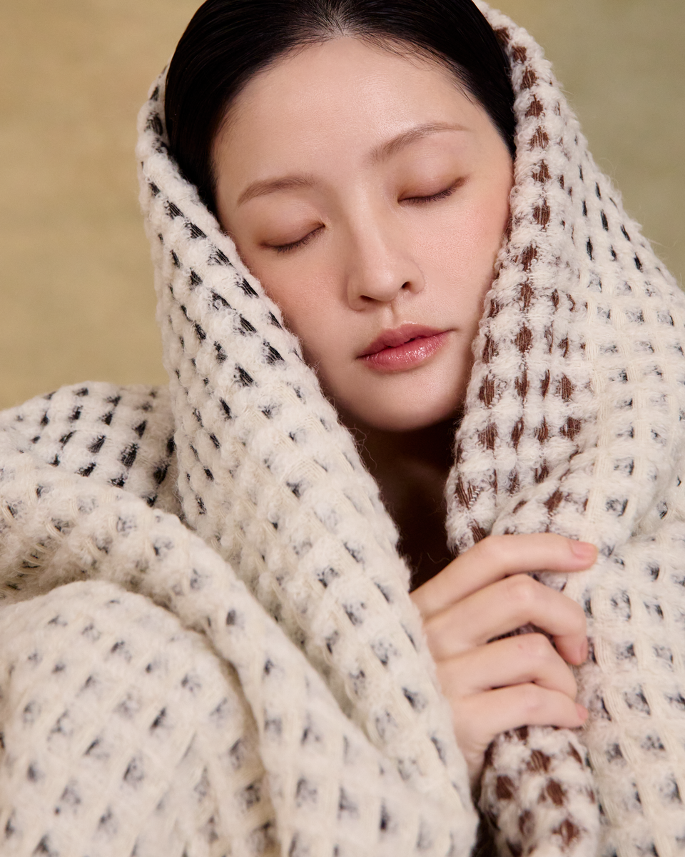 “冬日擁抱 A Winter Embrace • 黑棕格 Black & Brown Check” 法國羊駝毛立體雙色格織毛毯 1