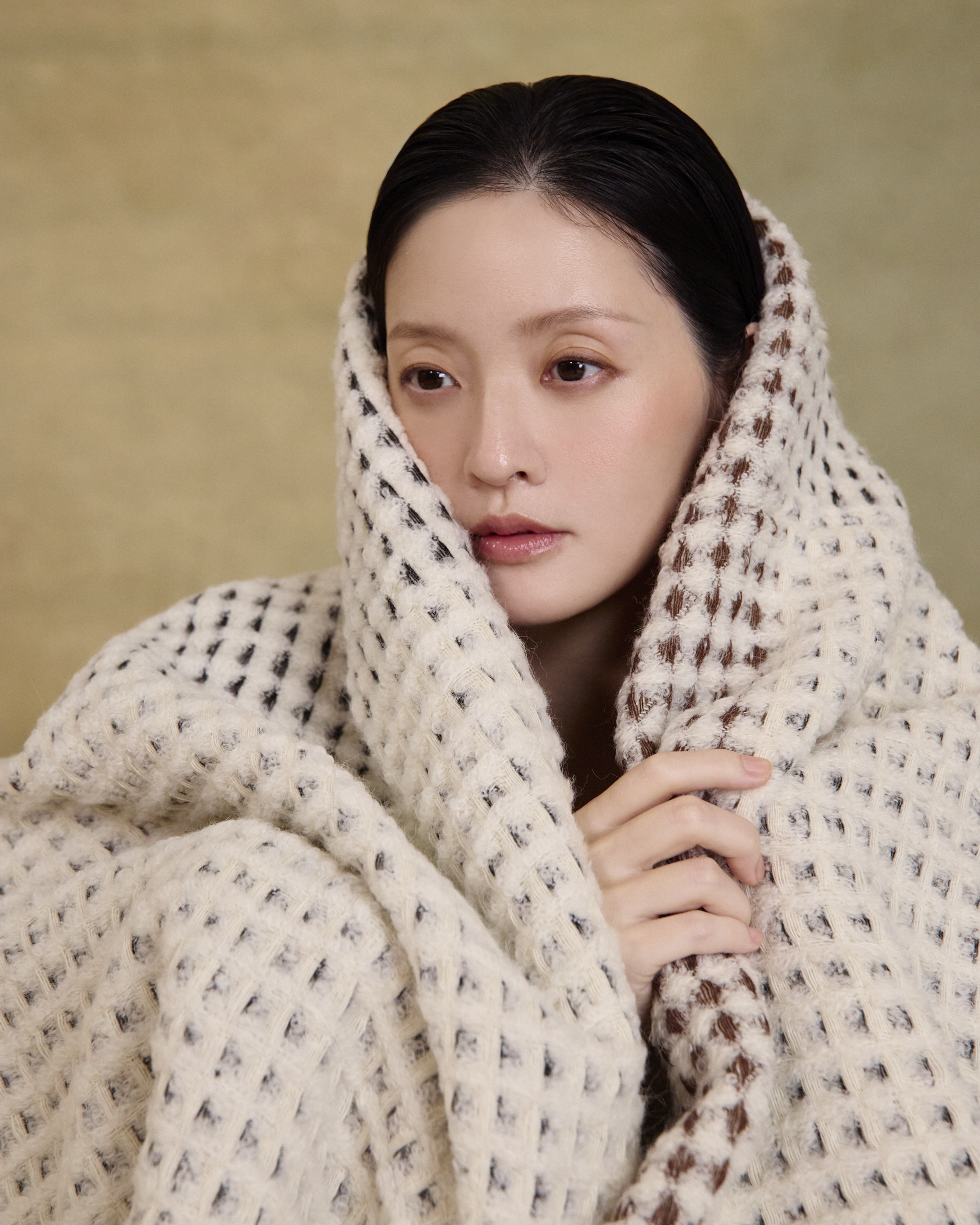 “冬日擁抱 A Winter Embrace • 黑棕格 Black & Brown Check” 法國羊駝毛立體雙色格織毛毯 3