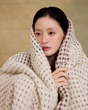 “冬日擁抱 A Winter Embrace • 黑棕格 Black & Brown Check” 法國羊駝毛立體雙色格織毛毯 3