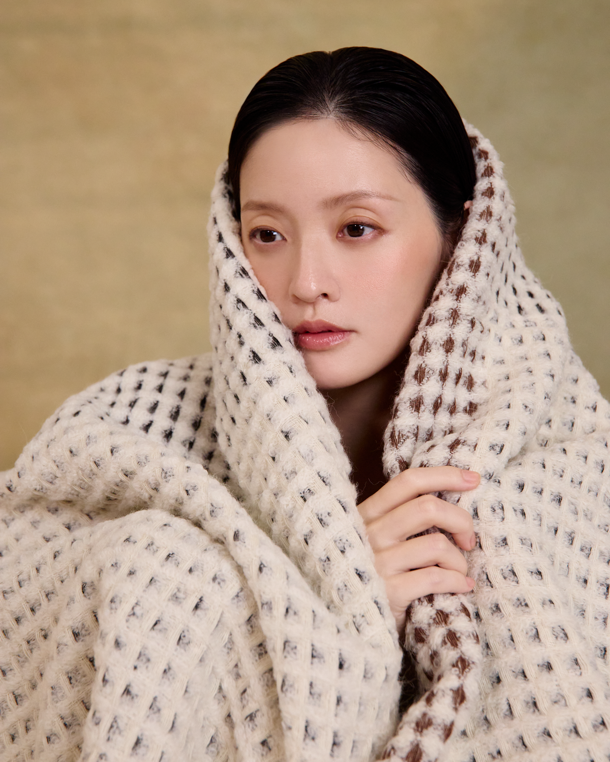 “冬日擁抱 A Winter Embrace • 黑棕格 Black & Brown Check” 法國羊駝毛立體雙色格織毛毯 3