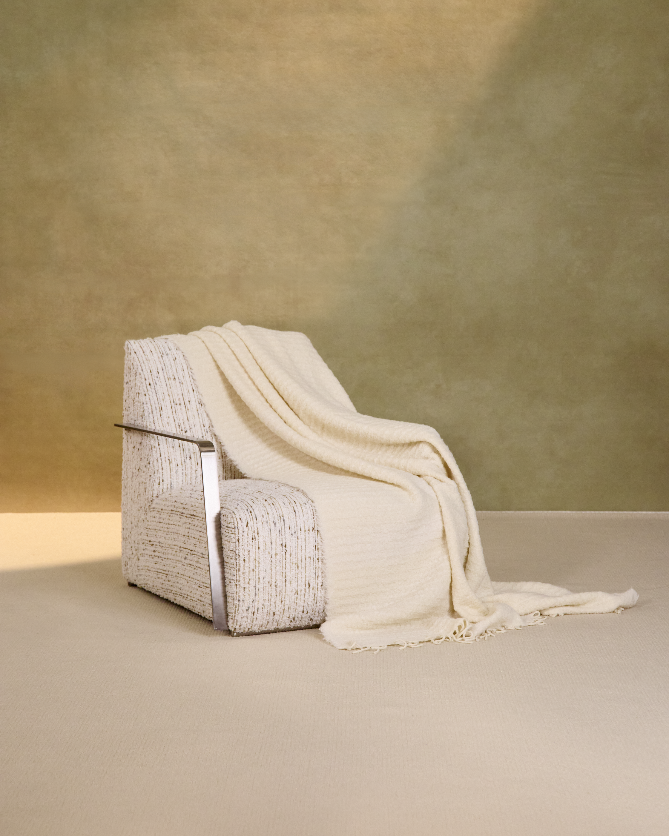 “冬日擁抱 A Winter Embrace • 暖白 Warm White” 法國羊駝毛立體絨圈織紋毛毯 1